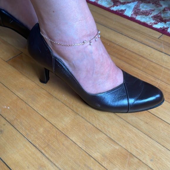 VINTAGE HAND MADE IN CANADA GENUINE BROWN LEATHER PUMPS - Picture 14 of 17